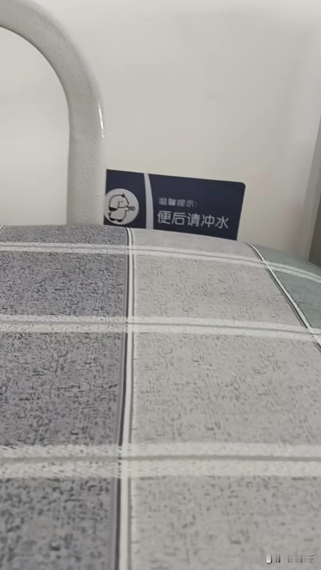 这个床铺安排的位置好像不对吧