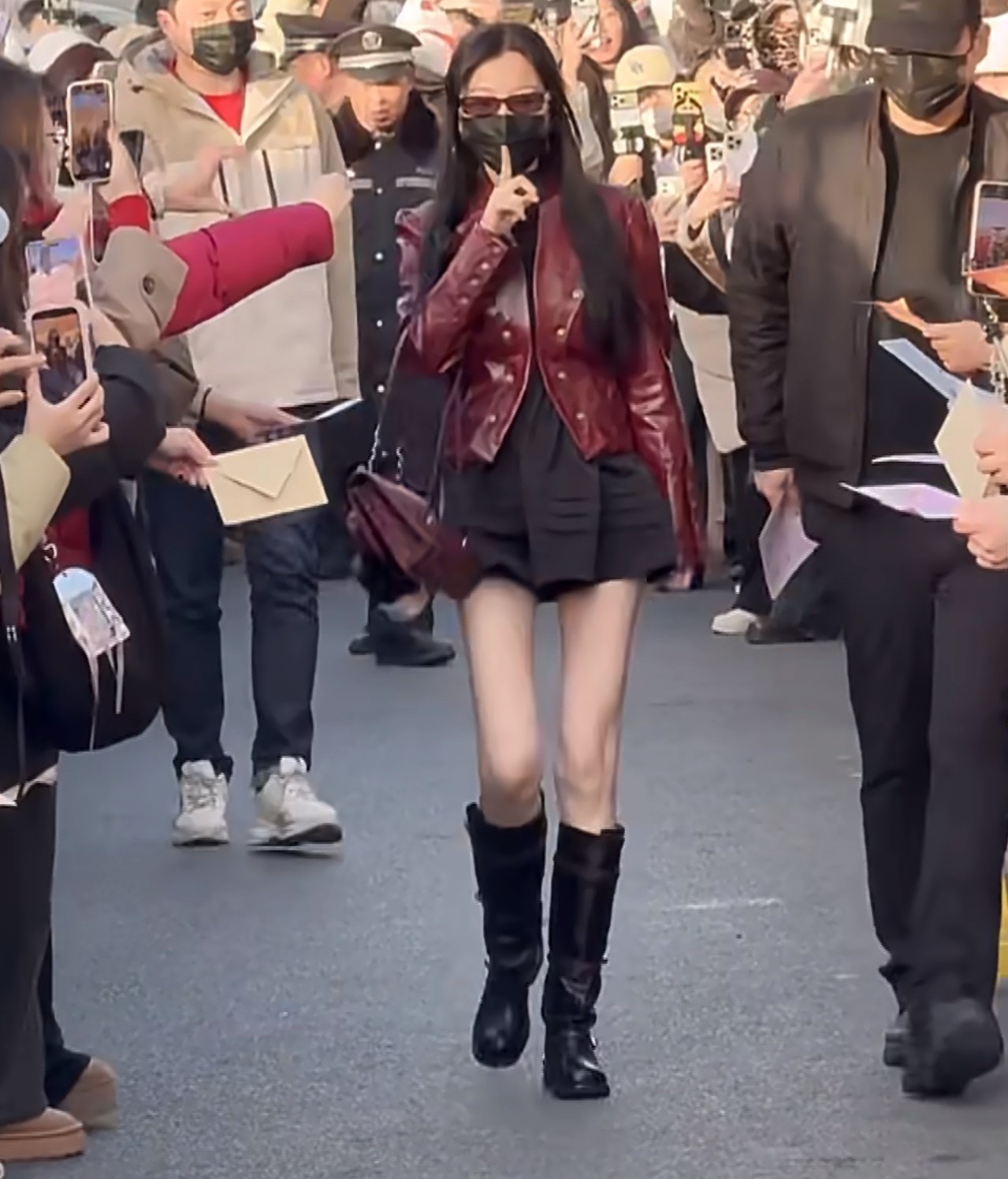 真佩服女明星，这大冷天的不冷吗