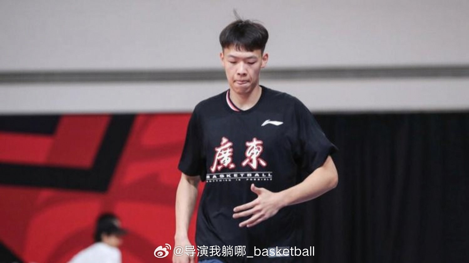广东宏远这赛季其实挺艰难的，内线的重要轮换球员张昊也突然不知去向，只知道是场外原