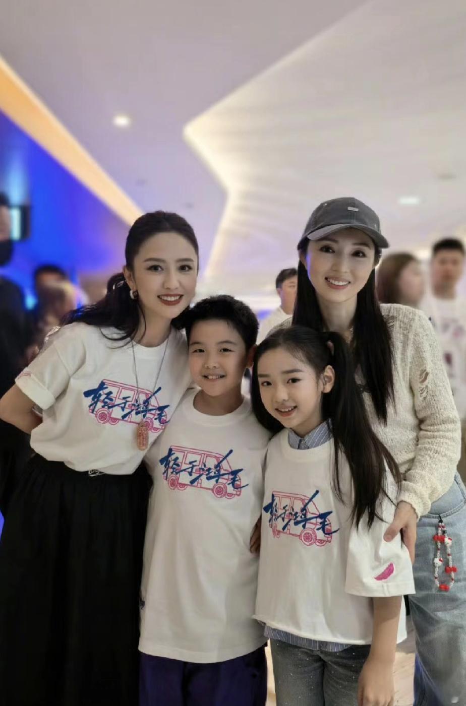 这不就是小董璇和小陈思诚吗？哈哈哈哈，太像了！一个随妈，一个随爸，都是高颜