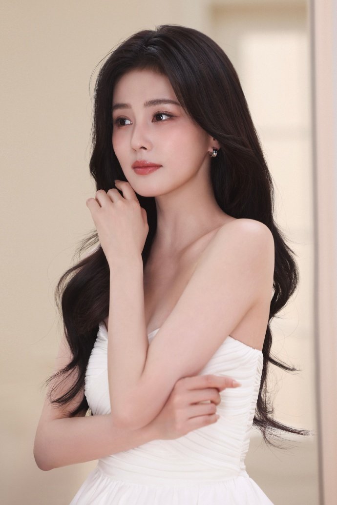 白鹿吊带鎏金裙白鹿肌肤如缎白鹿吊带鎏金裙，白鹿肌肤如缎，白色抹胸和吊带鎏金