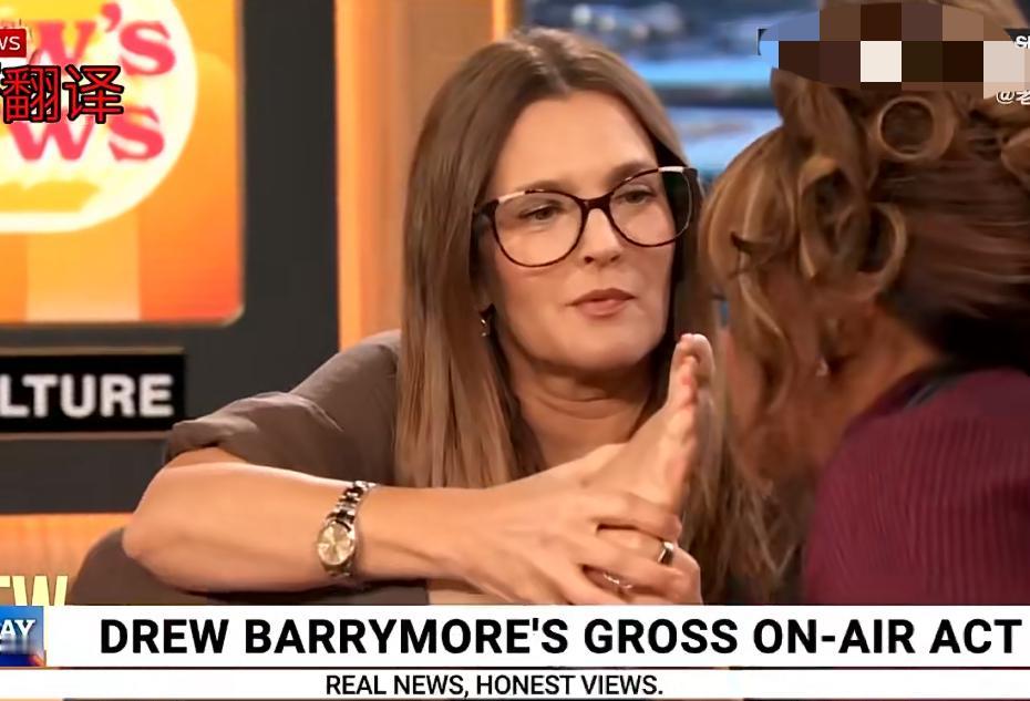 美国女演员在脱口秀中为了证明自己的脚没有沙丁鱼的臭味，直接把脚抬起来自己闻，闻完