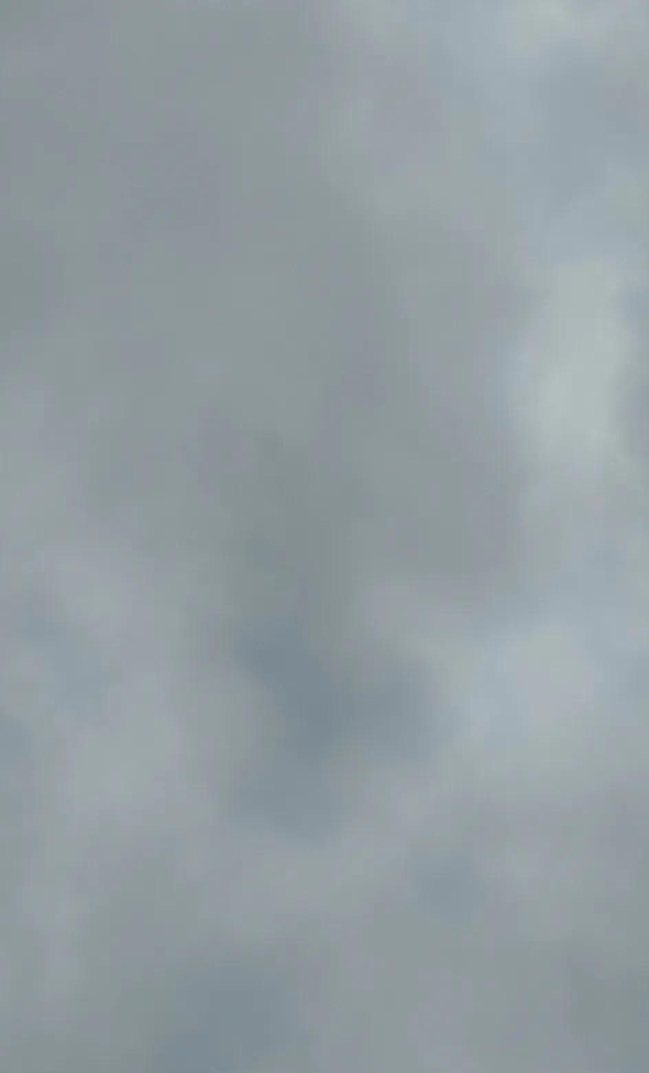 下不下雨就看今天和晚上了。昨天下午，河南漯河乌云密布，雷电交加，看似要下雨的感觉