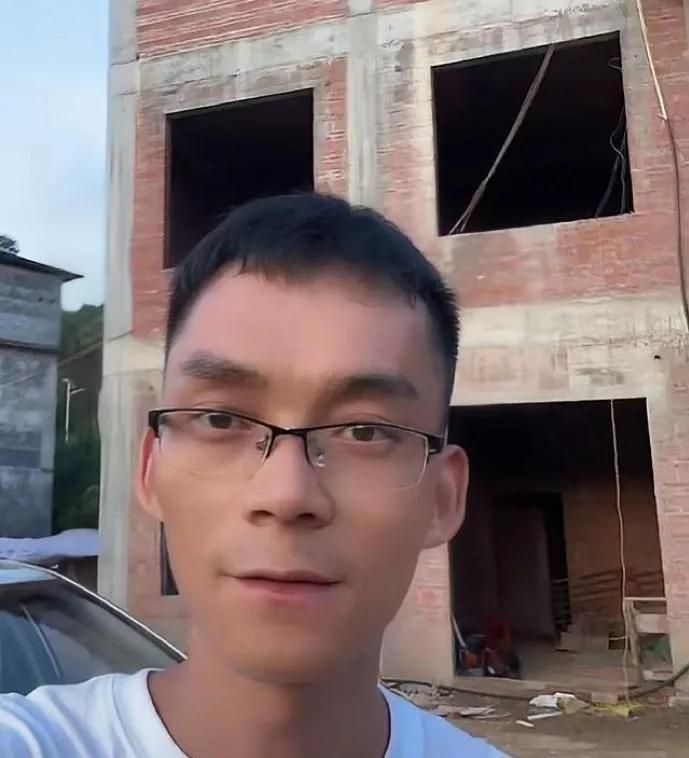 唐尚珺估计脸都黑了，他怎么也没想到当初和自己的哥哥合伙盖的房子为什么没有分开盖。