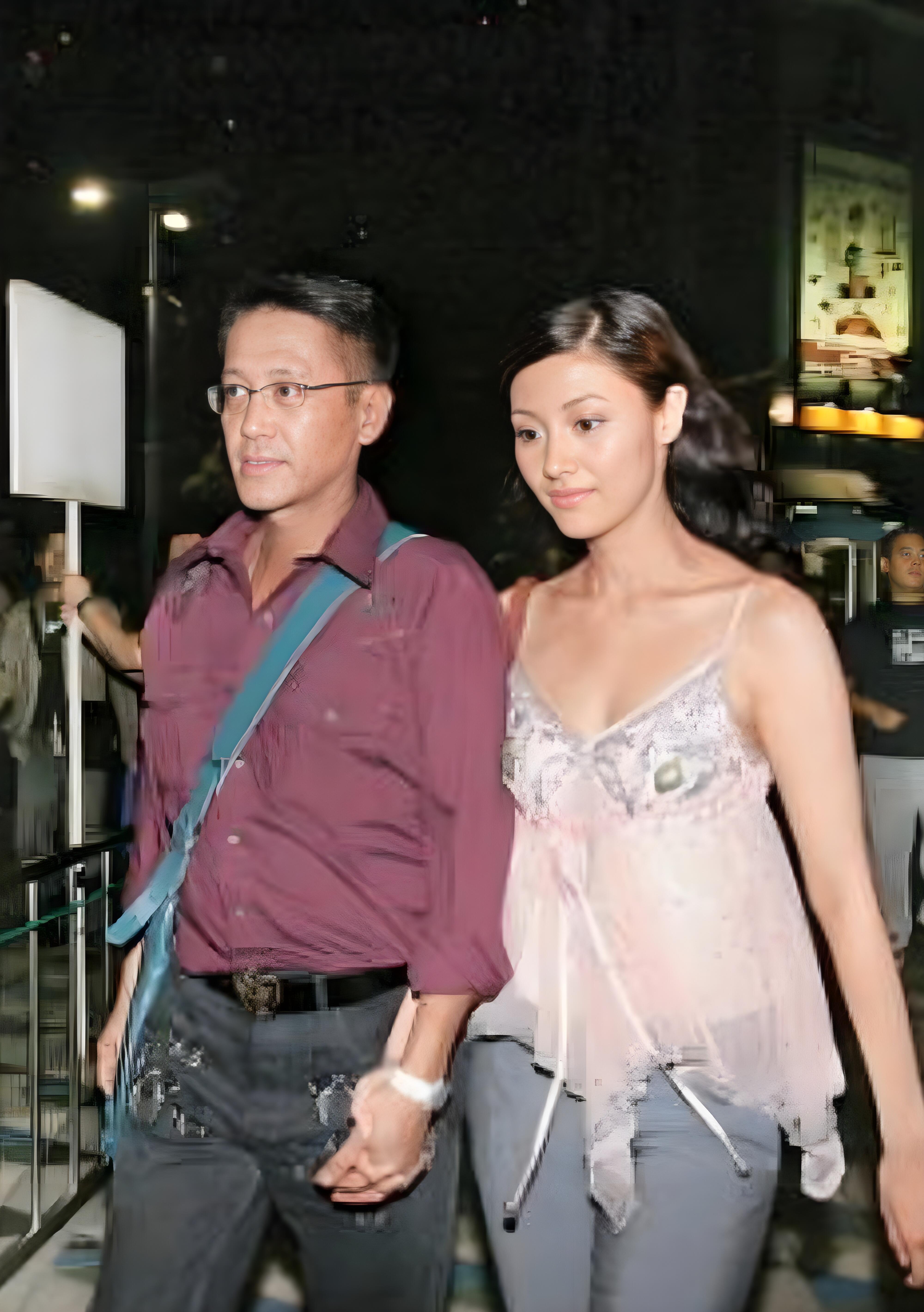 当年36岁的李嘉欣与许晋亨热恋时的一幕！看得出许晋亨真的很爱李嘉欣，他们总是一块