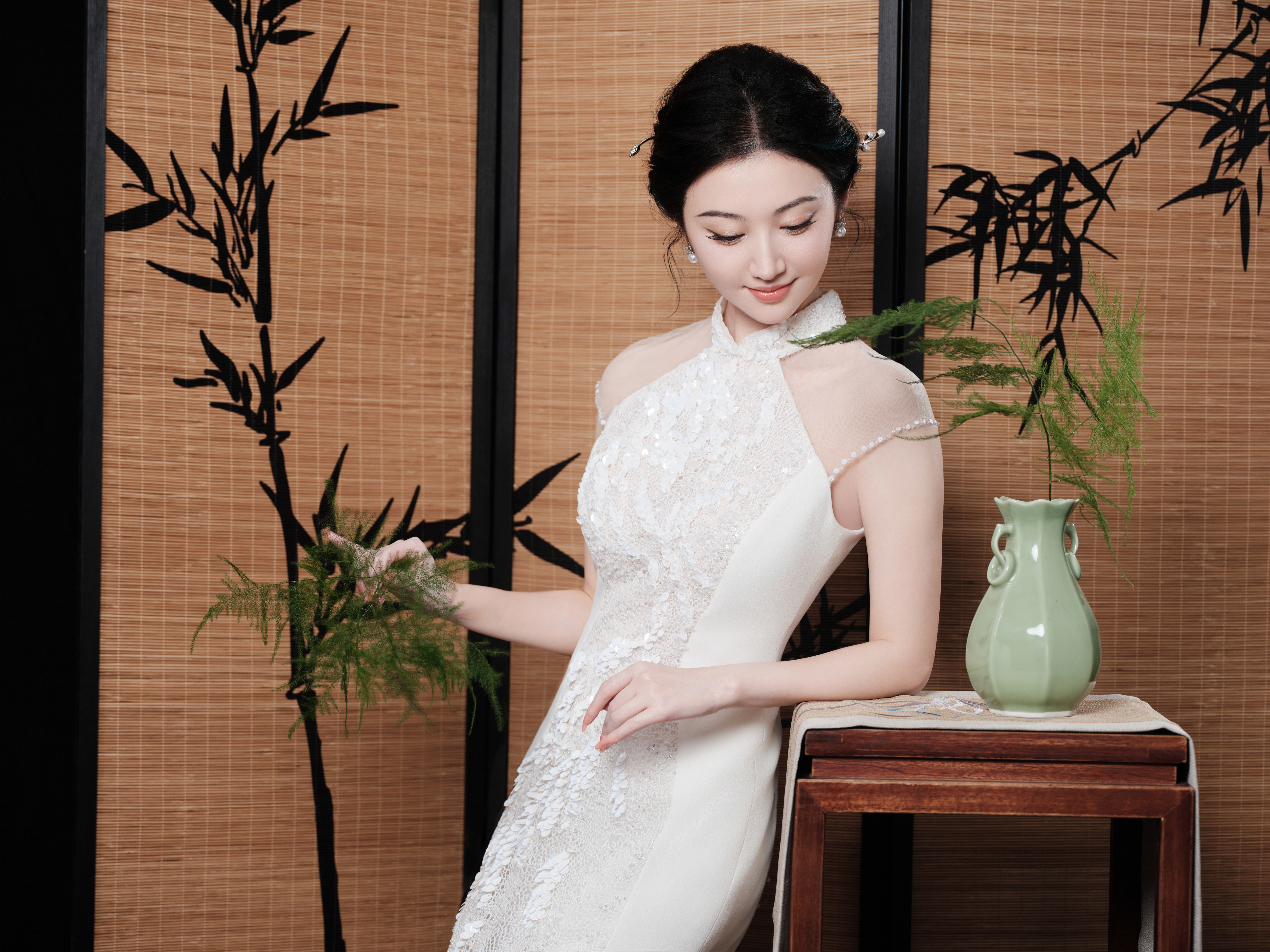 景甜当月光白的旗袍如流水般裹住曲线，那片网纱轻覆的玉背，是东方美学最撩人的留白