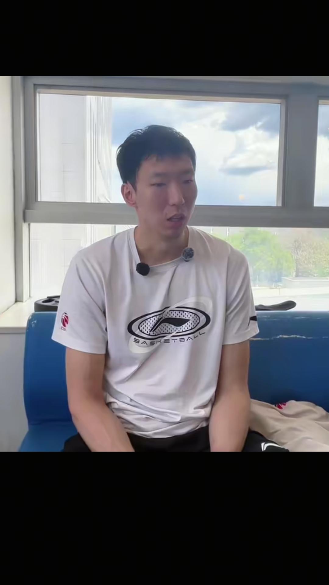 【北京首钢男篮周琦接受媒体采访时直言，我觉得我们现在没有一个人可以达到，中国男篮
