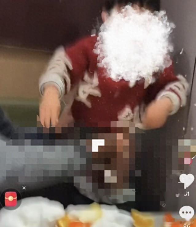 恶心到吐！离谱到家！2026年1月8日，湖北网传视频显示，徐州云龙万达海底捞门