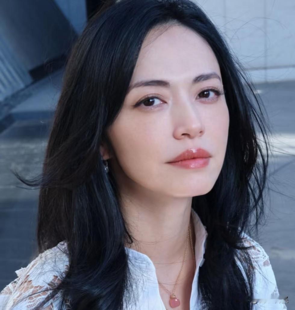 姚晨，回应了！5月18号晚上，姚晨又冲上了热搜，原因是她的工作室发了一条正