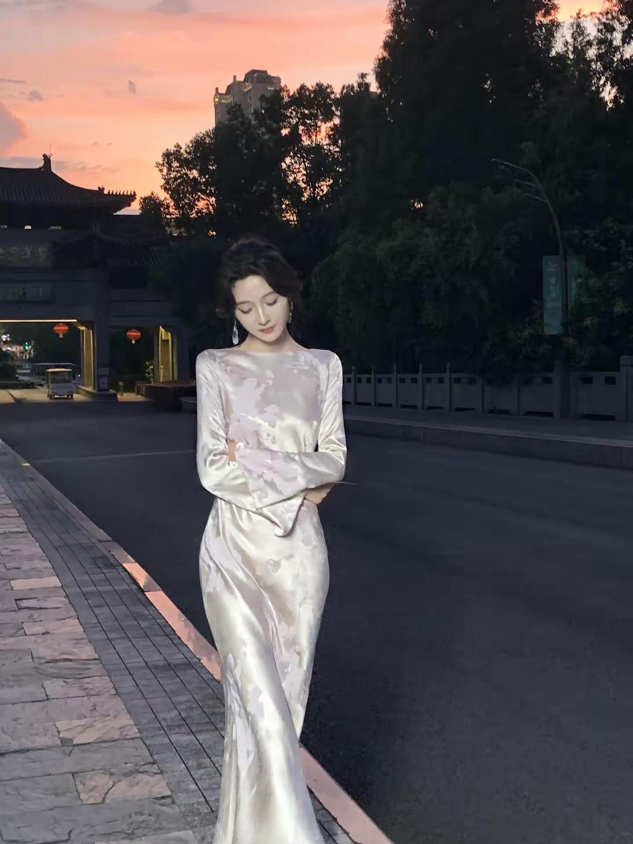 江南烟胧雨。遇见东方美黄昏治愈时刻缎面连衣裙