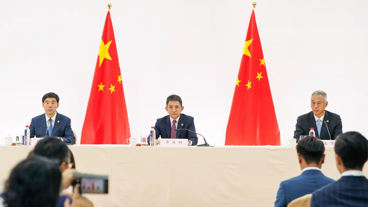 10月20日，今天官方所发布的一条官员任免的消息，极大地暴露出来了不少海外华人和
