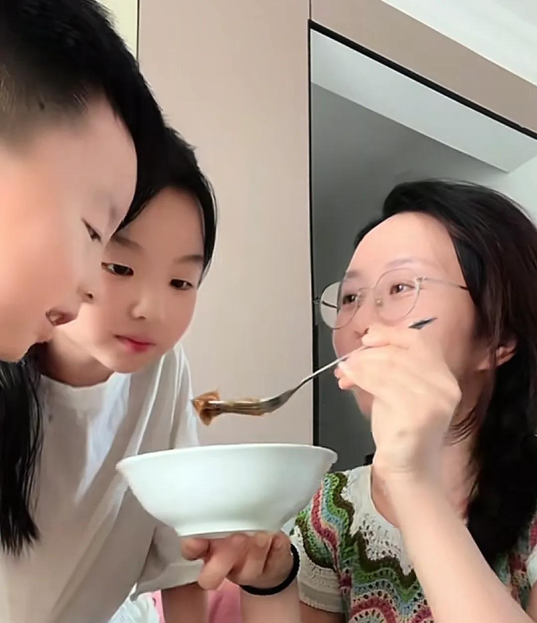 田静算了两个好孩子，天天配合妈妈拍视频！小孩子这个阶段有很强的表现欲，总要表