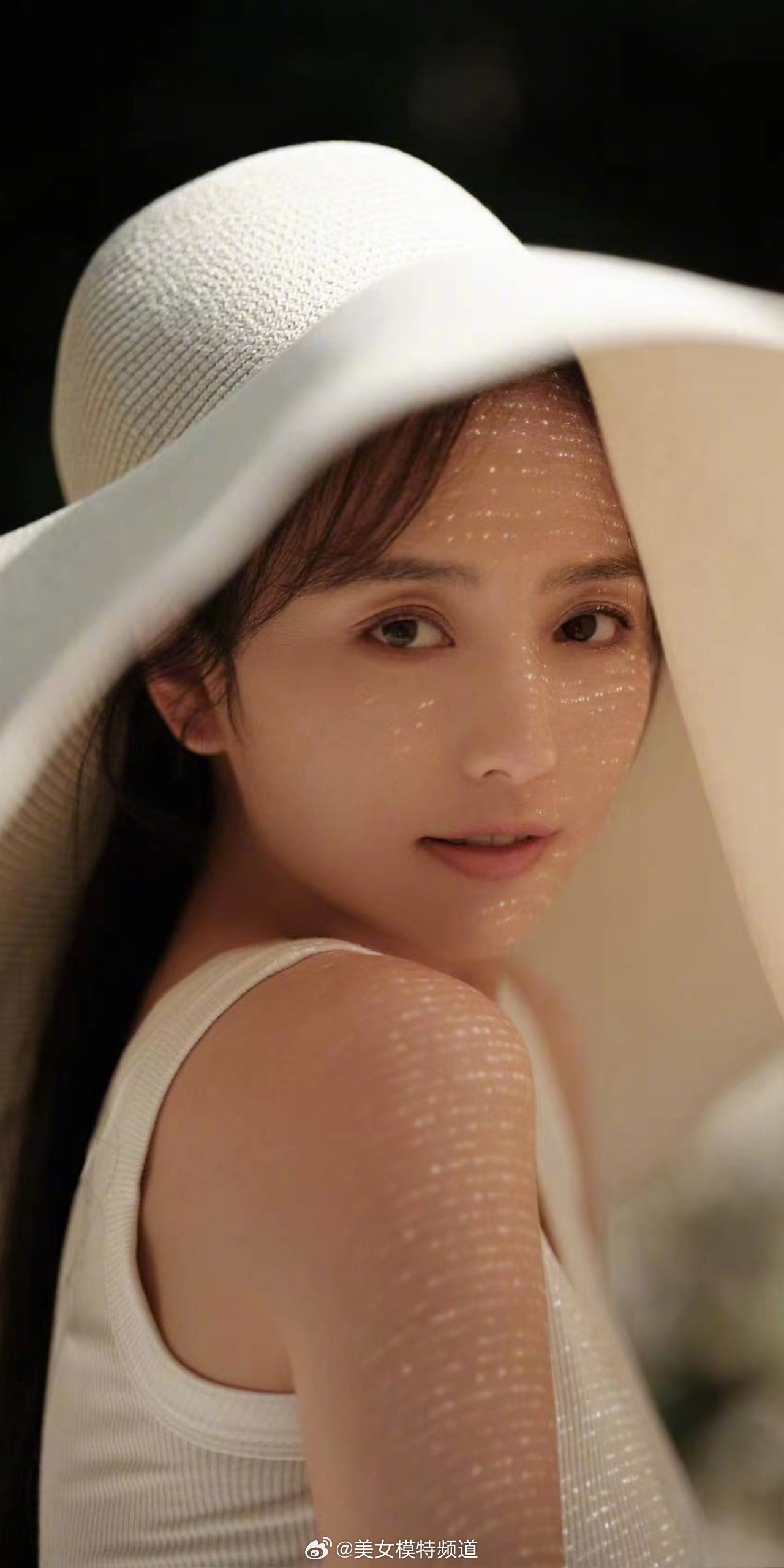 佟丽娅白色吊带裙惬意午后写真