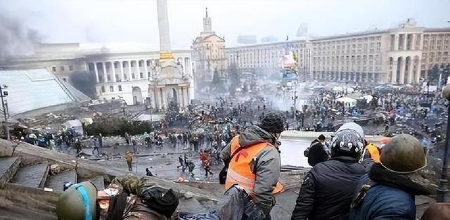 1996年，乌克兰将核武器移交给俄罗斯，“以换取永远不会受到威胁或入侵的保证”。