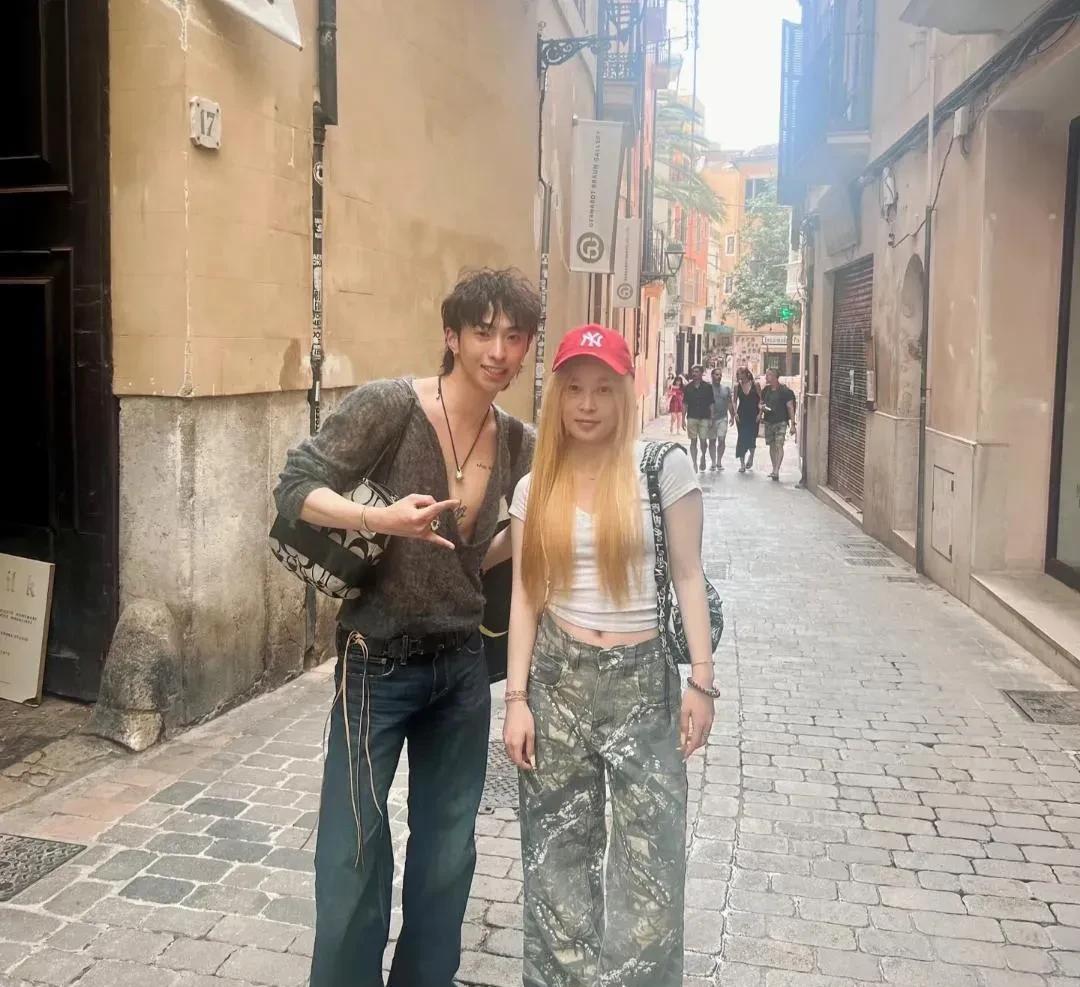 伊能静的儿子哈利不穿女装其实也挺Man的，但是再一看这个兰花指，又突然减分了。
