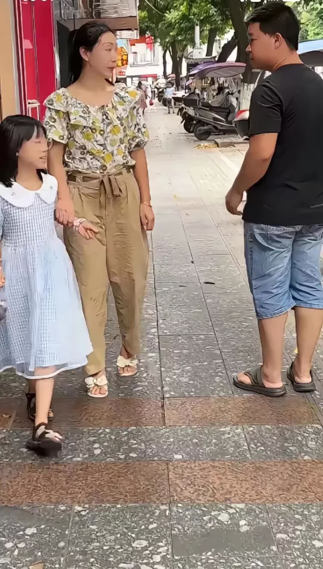 “太冷漠了”福建，有一名男子到菜市场买菜，在半路上看到前妻带着女儿走来，小女孩认