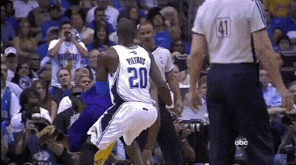 他可是科比呀！明明知道科比要突破进去，教练也知道该怎么防科比并且布置战术，可就是