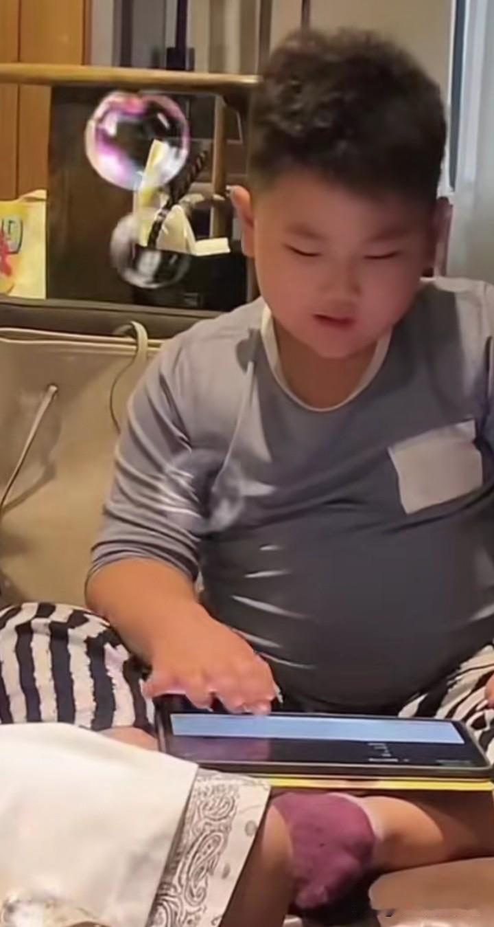 顽皮哥直播的时候说，郭汾阳现在是一个小作家。用AI写小说，写的特别溜。而且看