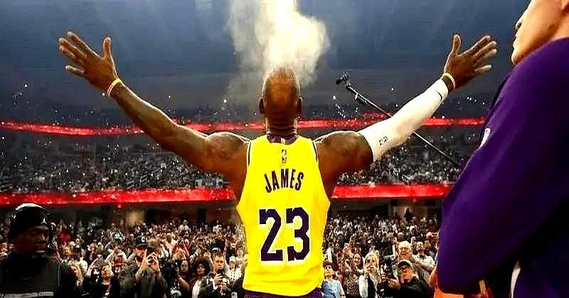 NBA总裁萧华坐不住了，直接给詹姆斯打电话：老詹，到底去哪，给个准话！整个联