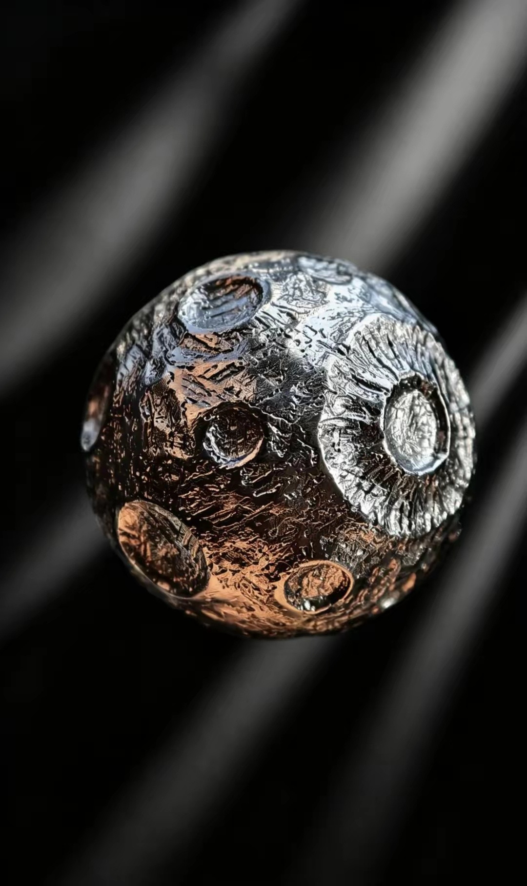 一颗来自外星球体。任何金属，也无法做到铁陨石这种，自然的肌理构造，小行星内核每百