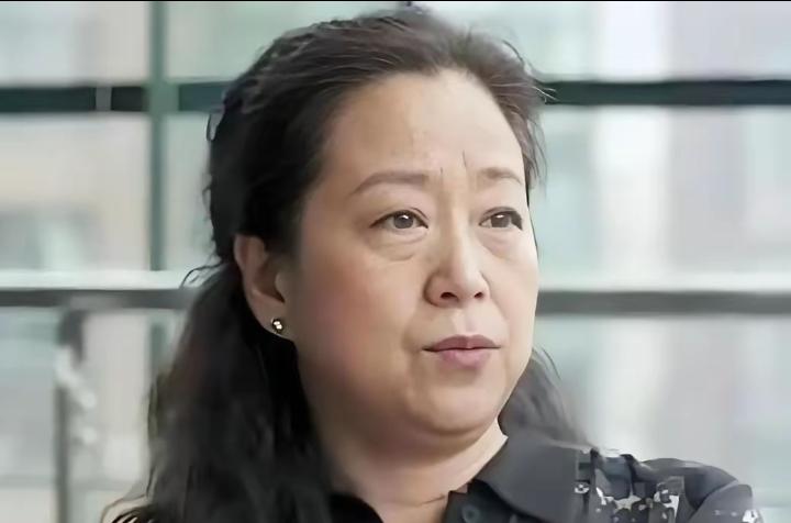 真稀奇！张国立和前妻罗秀春离婚几十年，如今67岁的她每月雷打不动收着前夫打来的固