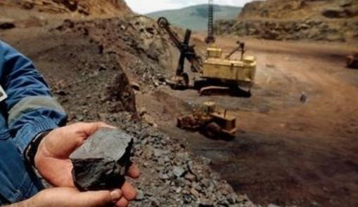 澳大利亚的铁矿严格来说，那地方根本就不是铁矿，就是纯粹的一坨铁，只不过是生锈了而