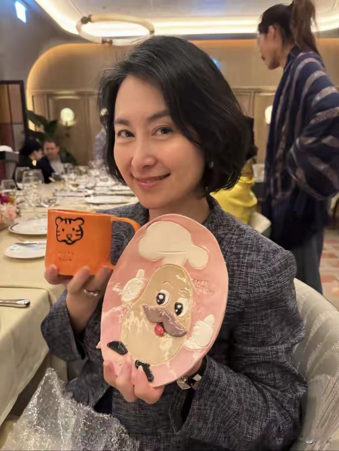 何超琼没亲生孩子，却有一群干女儿把她当亲妈疼。64岁生日刚热闹完半个月，她又跟着闺蜜杨颖欣一起切蛋糕