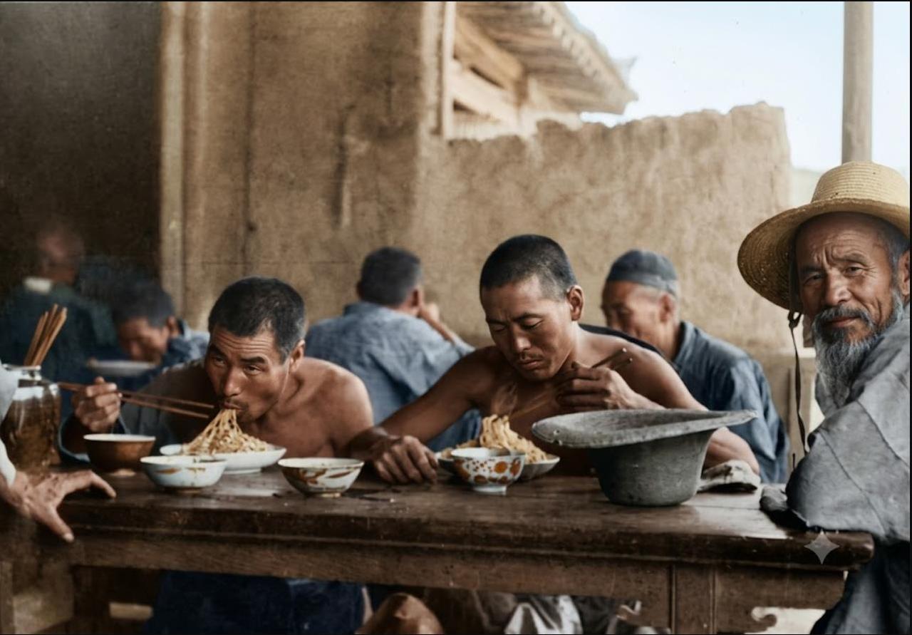 1933年，西宁街头小饭馆，商队赶骡人的一顿歇脚面。盛夏里光着膀子，粗瓷大碗盛