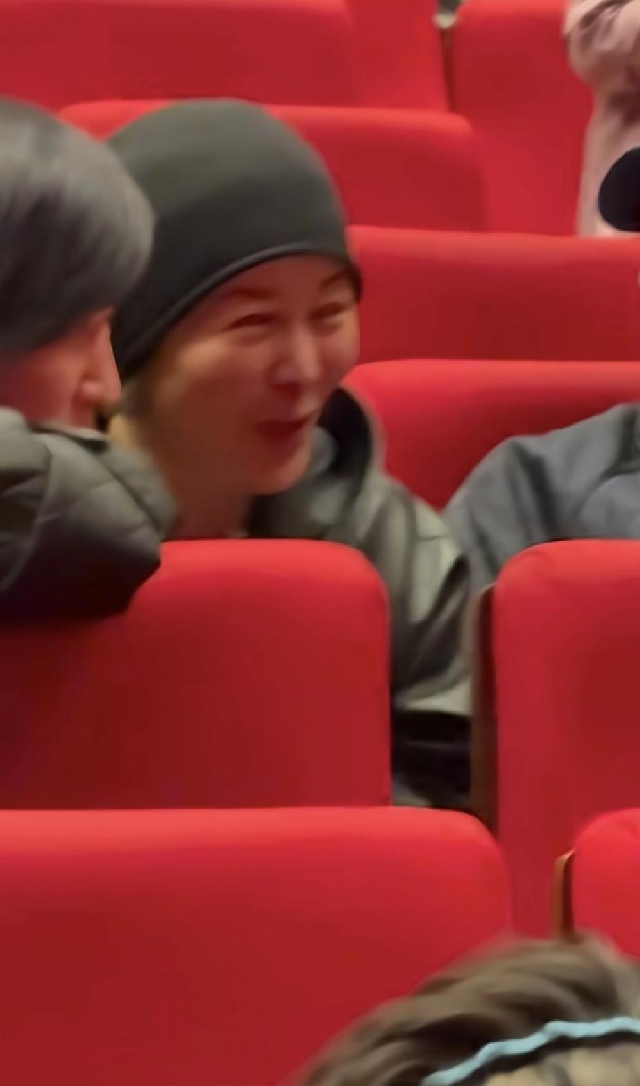 4月9日，柯蓝现身北京天桥观看张国立的音乐话剧《情歌》，54岁的她面相变得突然好