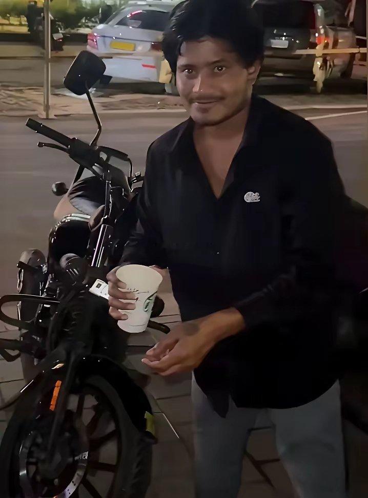 印度人原来是这样炫富的，太高大上了这个印度小伙，咬咬牙然后买杯星巴克咖啡，随即用