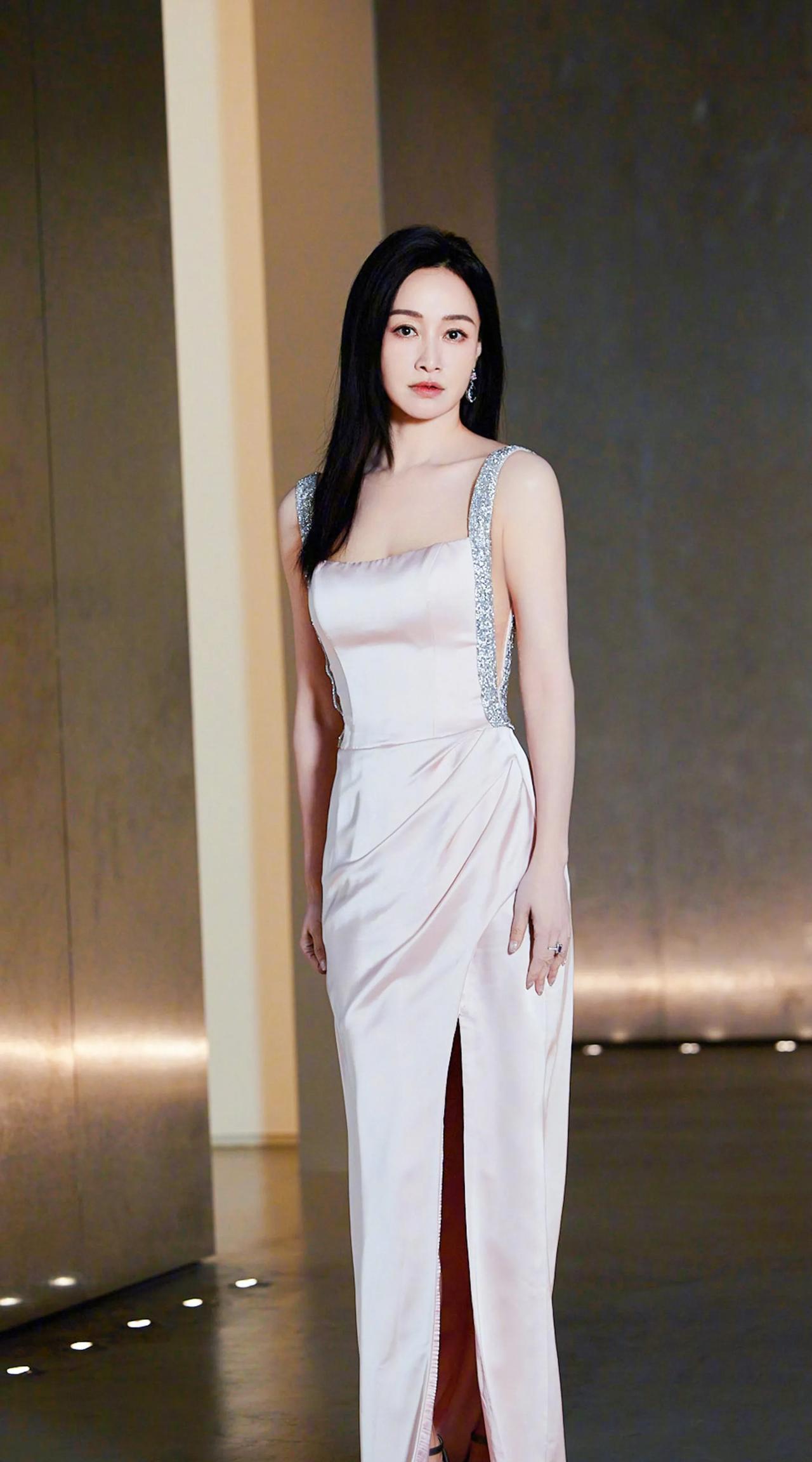 赵子琪是中国内地女演员，气质出众。当她身着长裙现身，曼妙身姿尽显。修身长裙勾勒出