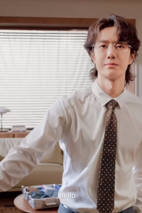 王一博出行搭子王一博居家人夫感咱就说谁能拒绝王一博居家人夫感啊，衬衫领带眼镜l