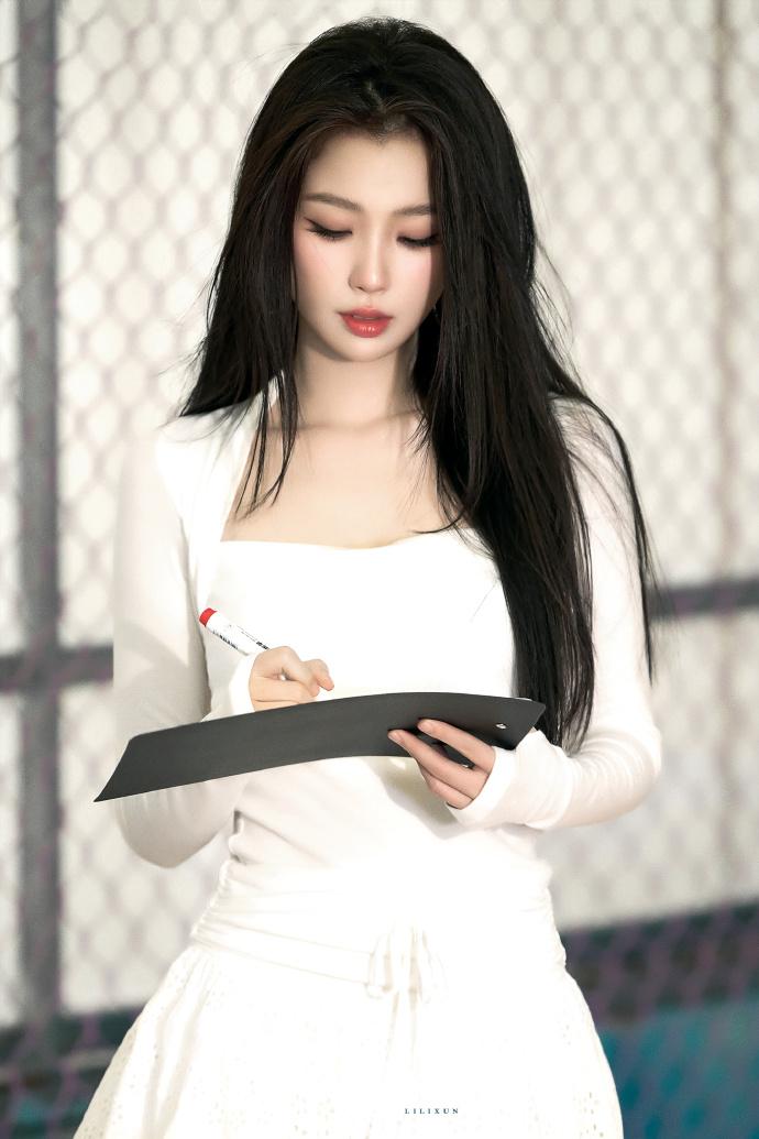 虞书欣真的是娱乐圈里的宝藏女孩！她说话超级可爱，各种小表情简直萌翻，一开口“哇