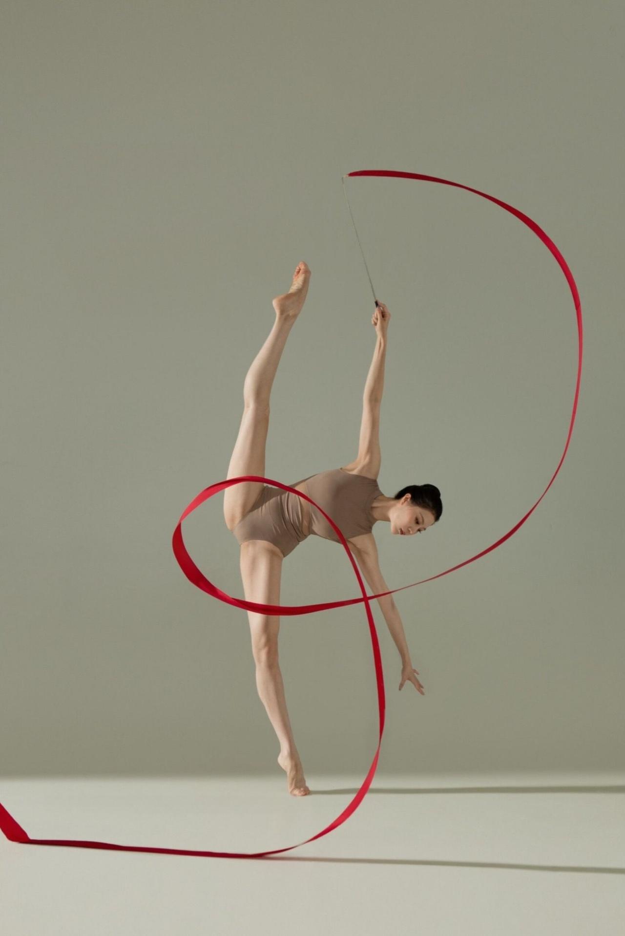 这腰臀+一字马，是把“轻盈”焊在身上了吧！红绸缠成火焰，裸裙裹着风骨——这哪