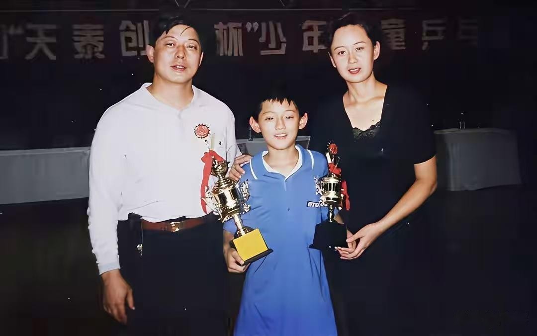 客观说，张继科后来的事大家都知道，有争议、有风波。但这组老照片记录的是他还没成为&34;藏獒&34;
