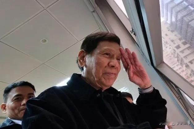 菲律宾传来两个重磅消息一个是马科斯亲姐突然倒戈，一个是杜特尔特律师竟然取消保释