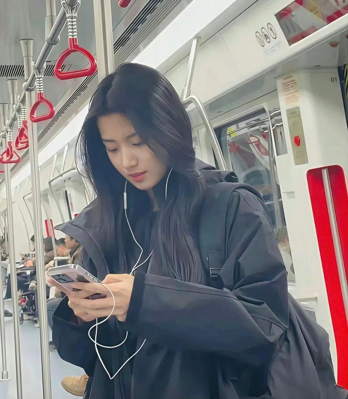 地铁偶遇清冷女孩耳机一戴沉浸在自己的小世界里颜值和气质也是顶级普通美女拍