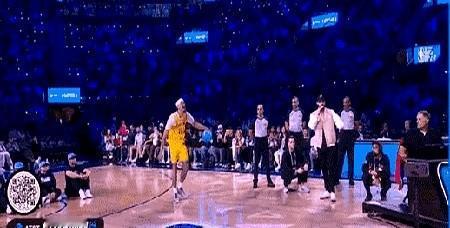 都说现役NBA球员，除了个别身高不足的后卫，随便拉一个出来都能轻松扣篮。那这