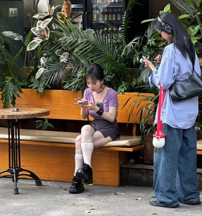 专业镜头之外的冯提莫，看来网红还是经不住路人的镜头啊