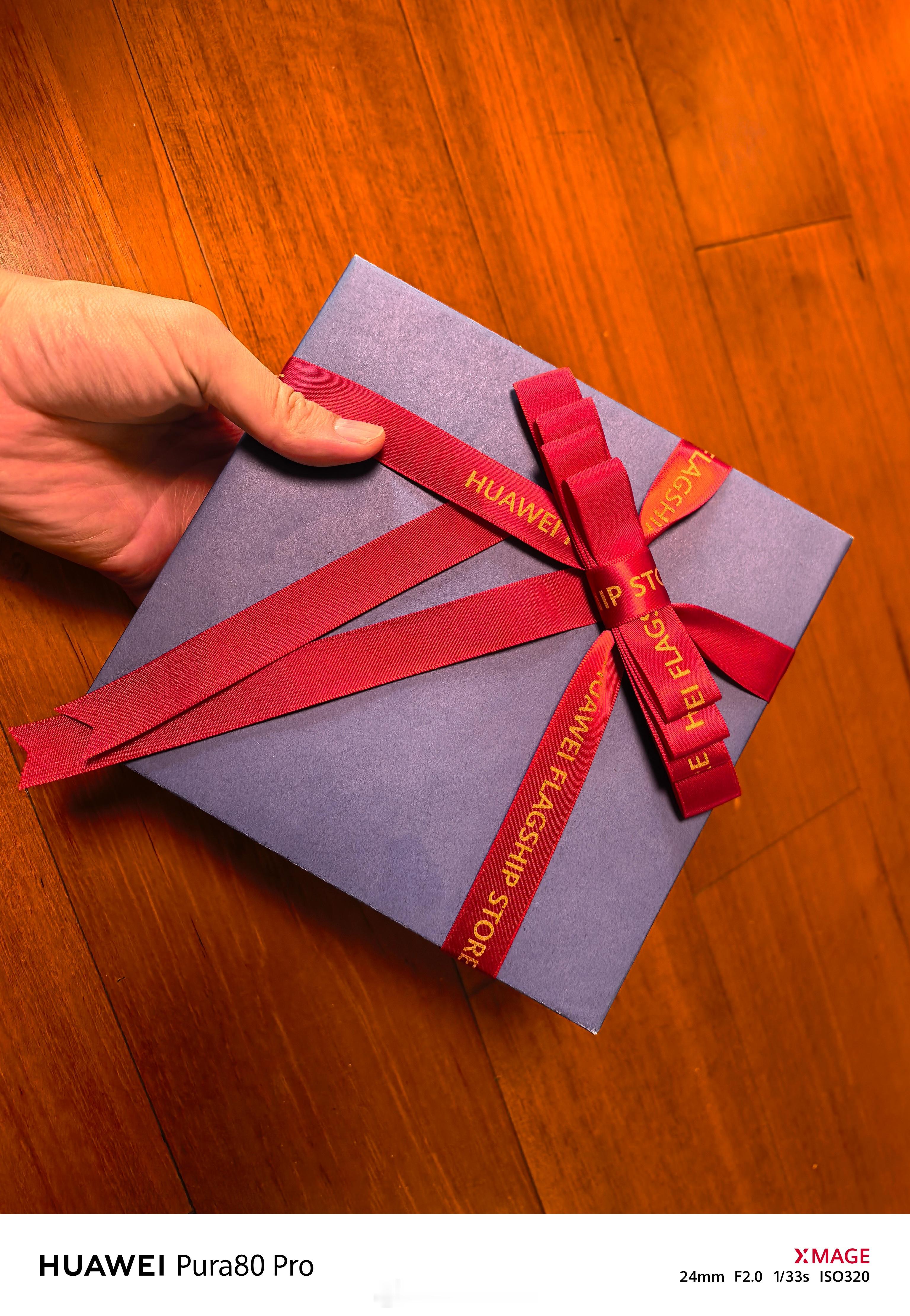 华为MateX7到啦！上海旗舰店还给包装了一个礼盒，挺有仪式感。从P70迁