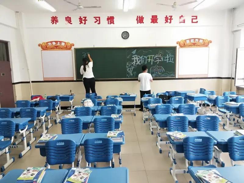 一位网友说，他们学校的副高级教师共有二十多人，除校长外，其他高级教师都在教学一线