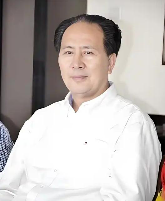 1994年秋天，河南平顶山法院行政庭长许国寅在北京出差，坐上出租车刚报完地址，司