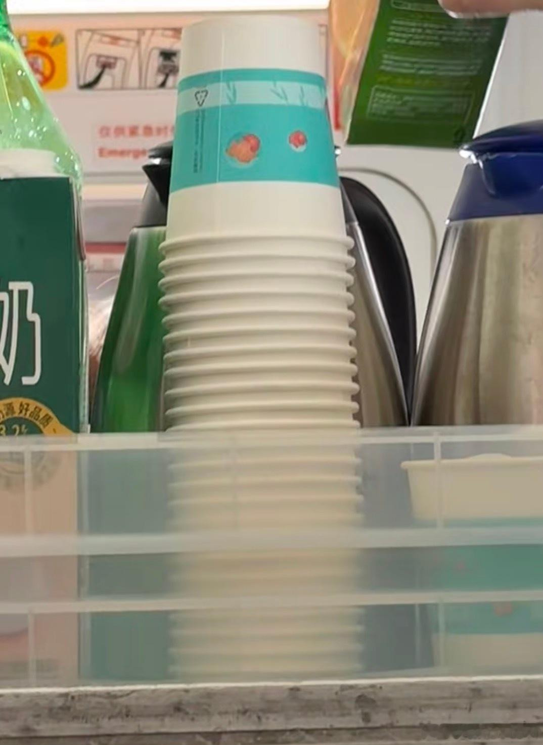 南航西梅汁现在一般都是成人便秘把西梅汁当泻药用的，喝完肚子不疼就已经算比较症状