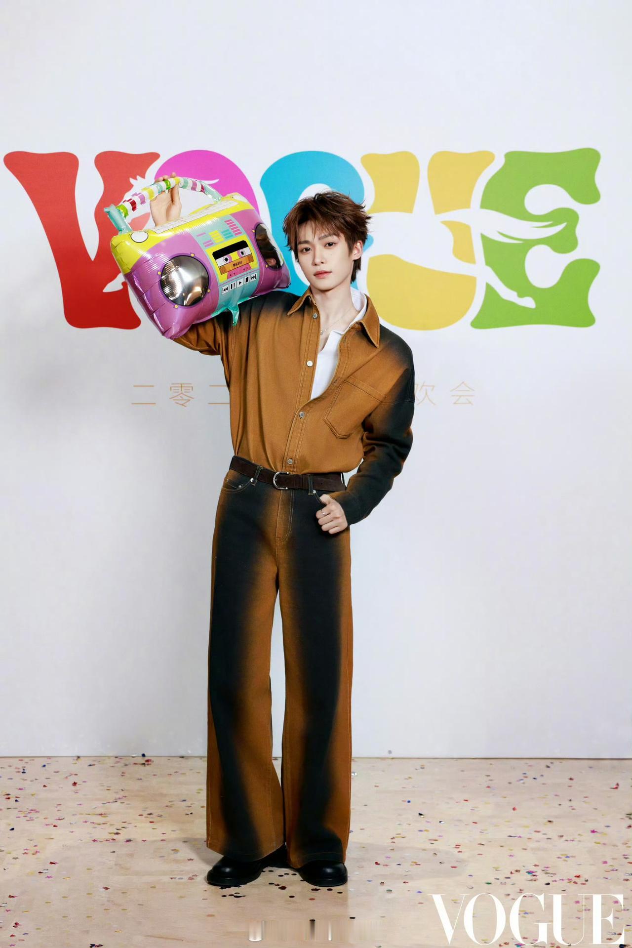 VOGUE官博刚更年会大片，直接把我看愣了！压轴居然是辛芷蕾搭配梓渝，影后气场配