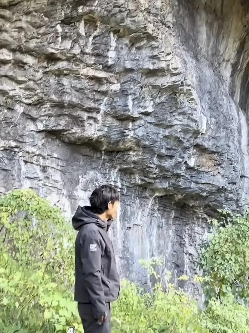 林北钻进天原山肚子，把节目组甩在屁股后头。第五天他爬完岩壁喘成狗，一抬头看见黑洞