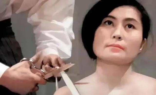 1964年，31岁日本女人下跪，请求：“来吧，剪下我的衣服，随便哪里都行。”台下