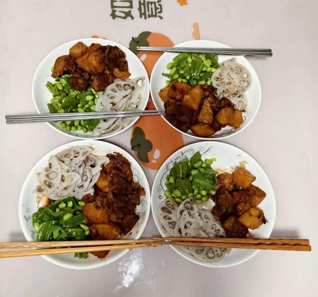 去姐姐家吃饭，她家的用餐习惯实在让我浑身不自在。每一道上桌的菜，都会提前均匀分成