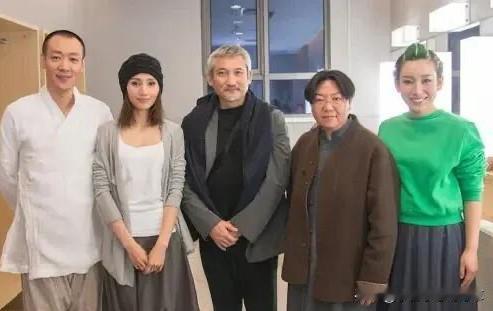 几位明星的合影里，一眼就看到造型独特的秦海璐，她一般不怎么浓妆艳抹的，造型却很不