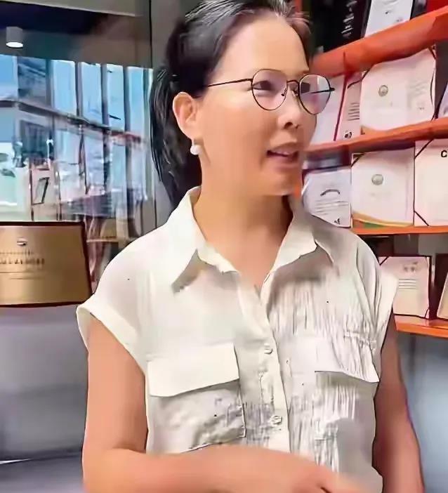 小杨阿姨终于清醒过来了，之前她不信马筱梅真的要把自己辞退，但是这一次马筱