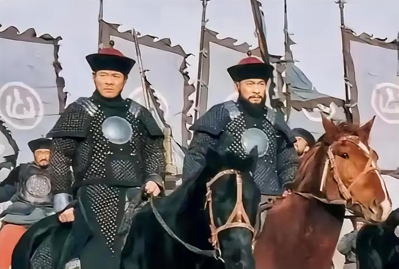 乾隆亲自审问川陕总督张广泗，张广泗在拷打之下，坚称自己无罪。乾隆大怒，下令将其斩